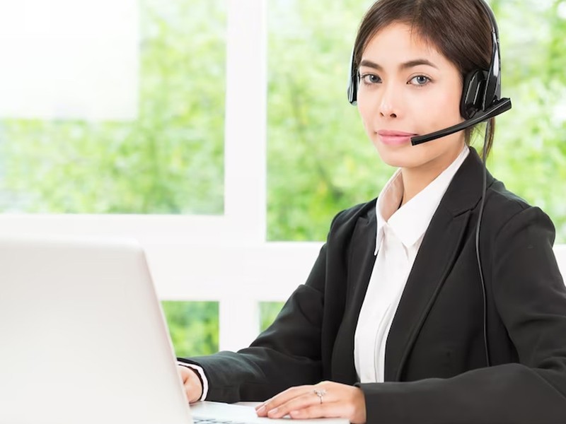 Đại diện dịch vụ khách hàng đang làm việc